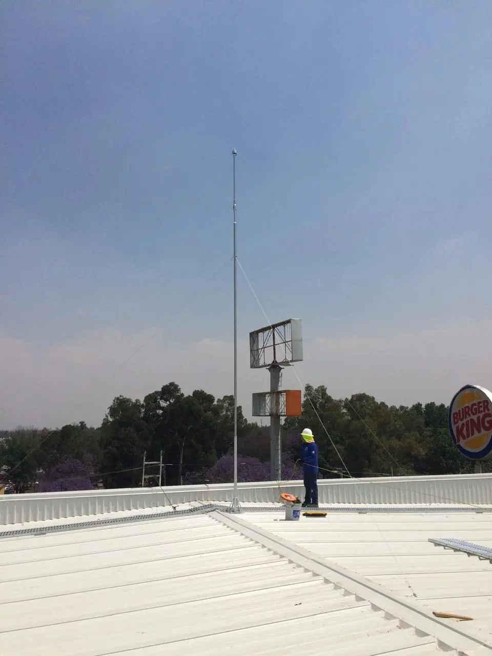 Técnico en la azotea de un local comercial junto al pararrayos