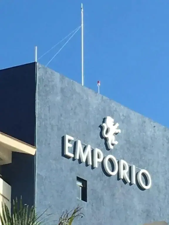 Edificio de hotel con pararrayos