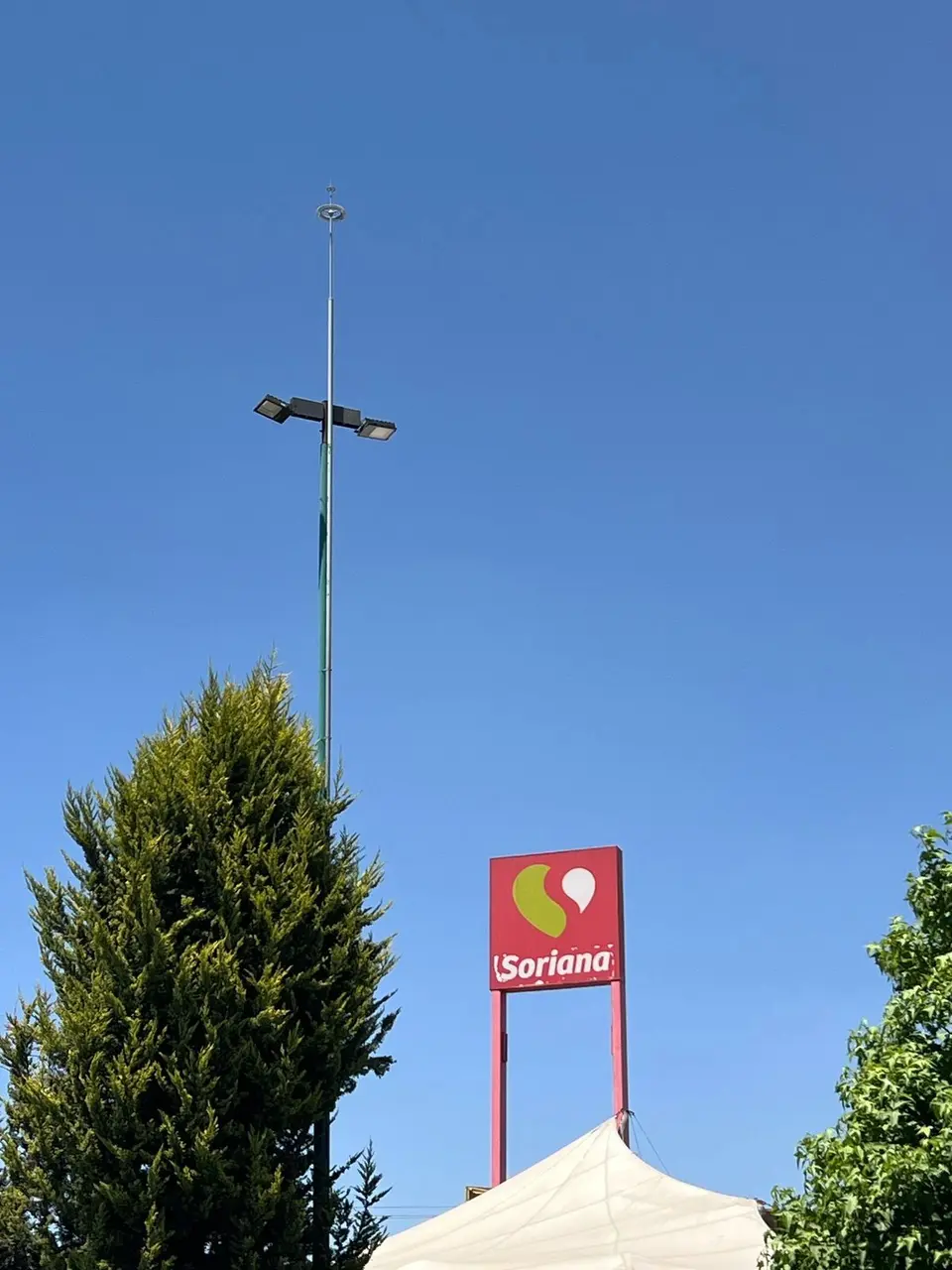 Pararrayos instalado en la azotea de un centro comercial
