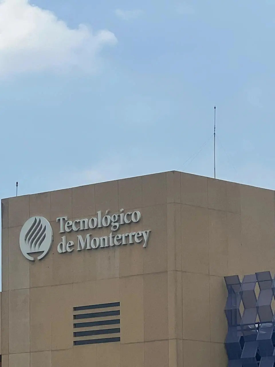Pararrayos sobre un edificio universitario