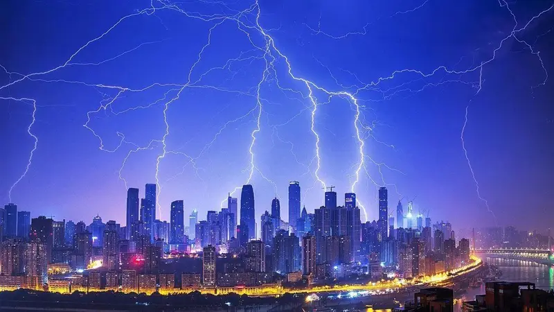 Tormenta eléctrica sobre una ciudad de noche