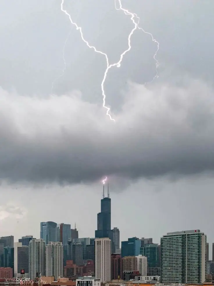 Tormenta eléctrica sobre los edificios de una ciudad