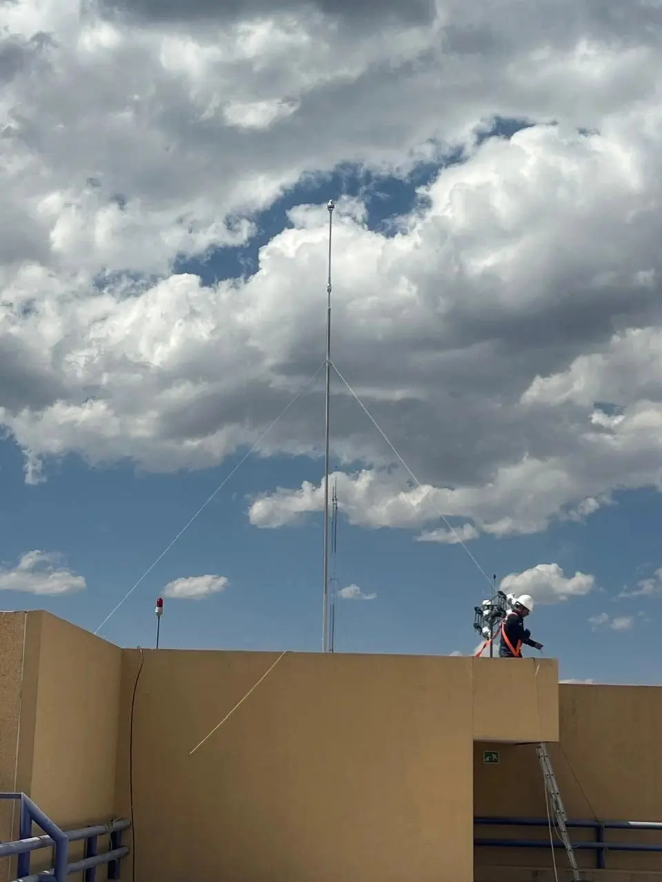 Técnico de Inter Pararrayos instalando un mástil de pararrayos en una azotea