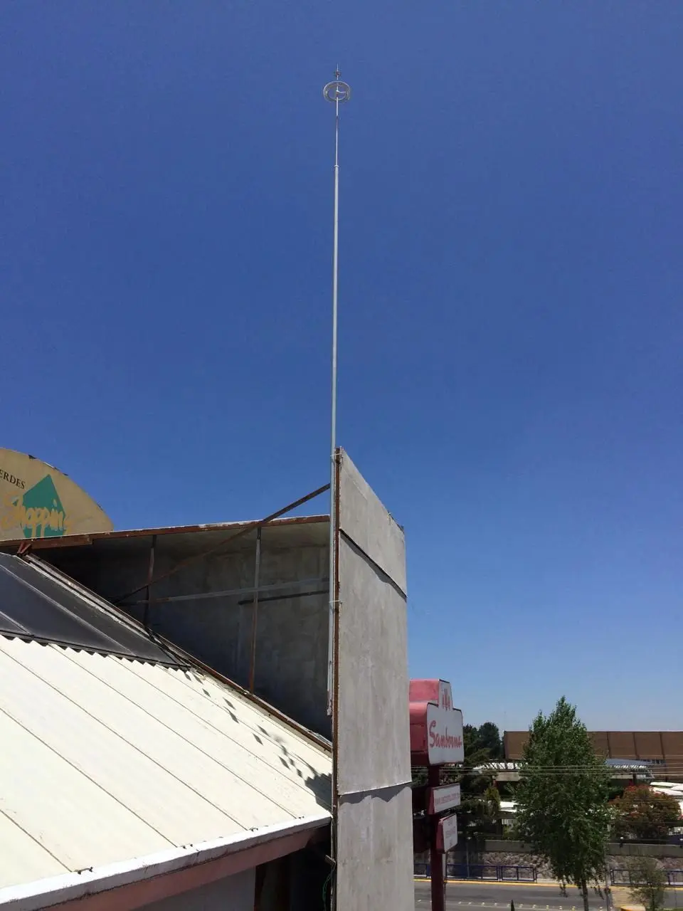 Pararrayos instalado sobre la azotea de un edificio con cielo despejado