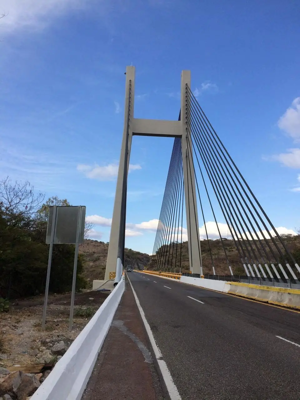 Pararrayos instalado en la estructura de un puente atirantado