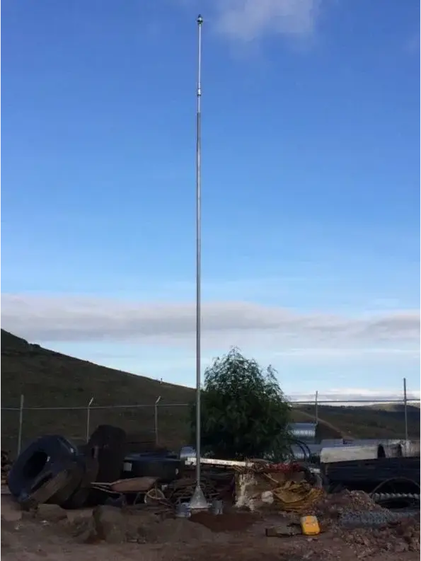 Mástil de pararrayos instalado en terreno de una planta industrial