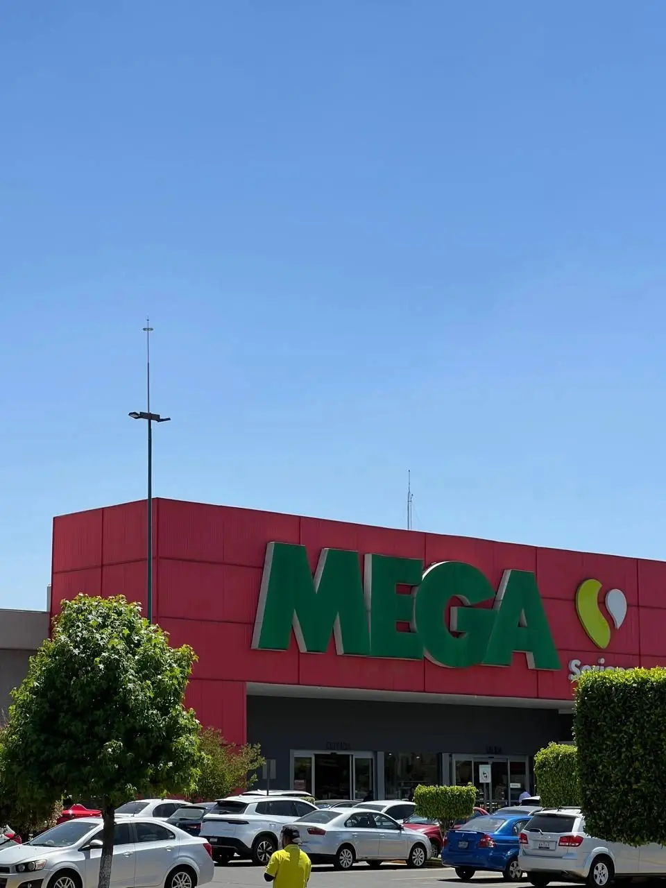 Pararrayos en la azotea de un edificio moderno