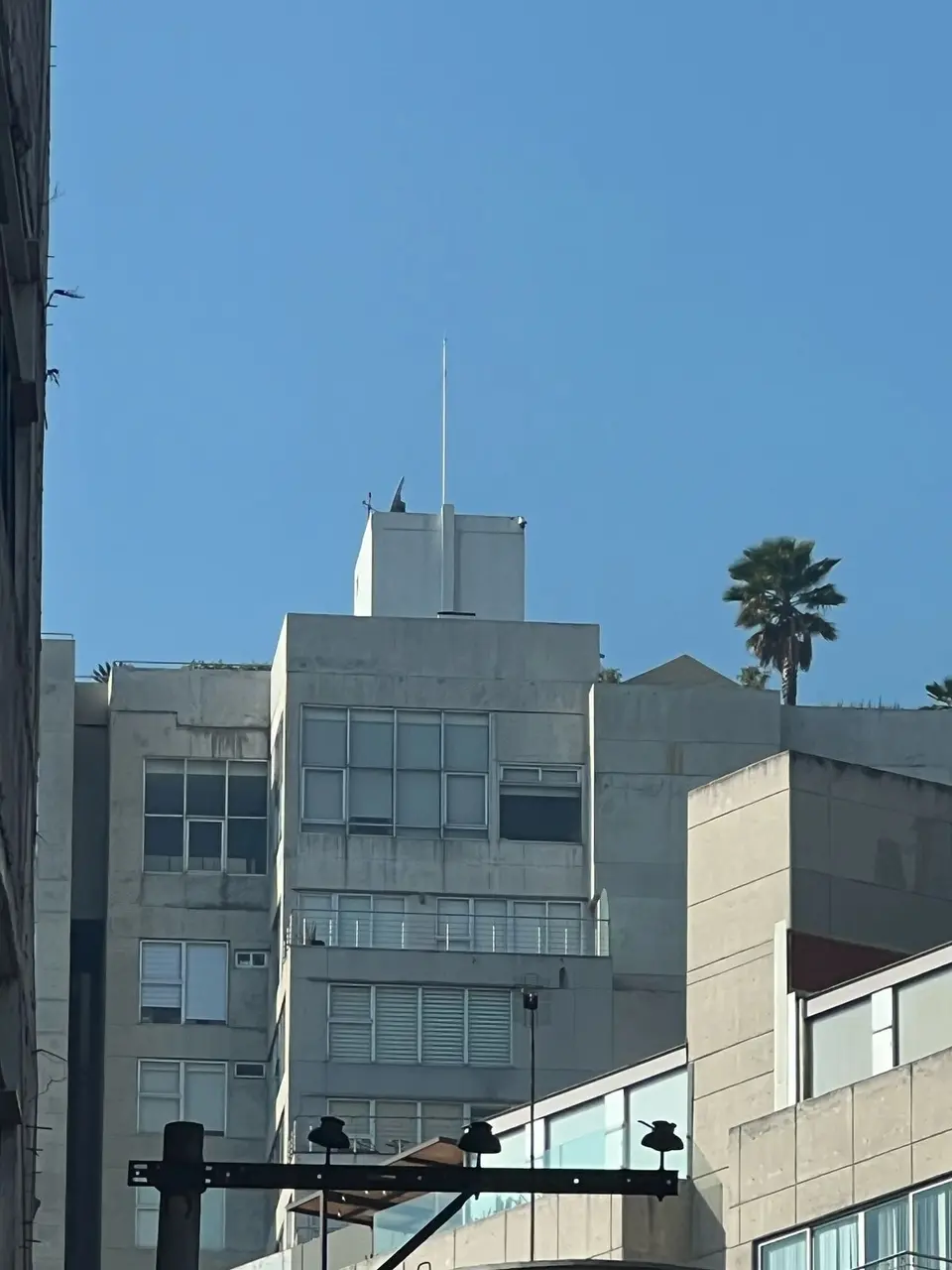 Mástil de pararrayos alto contra el cielo azul