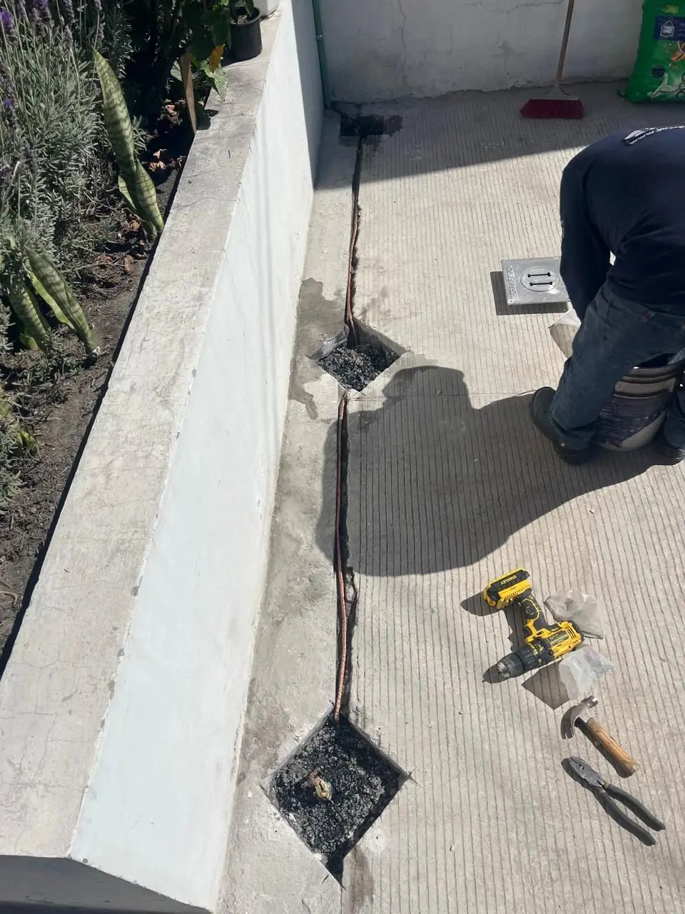 Reparación y conexión de tierra física en una banqueta de concreto