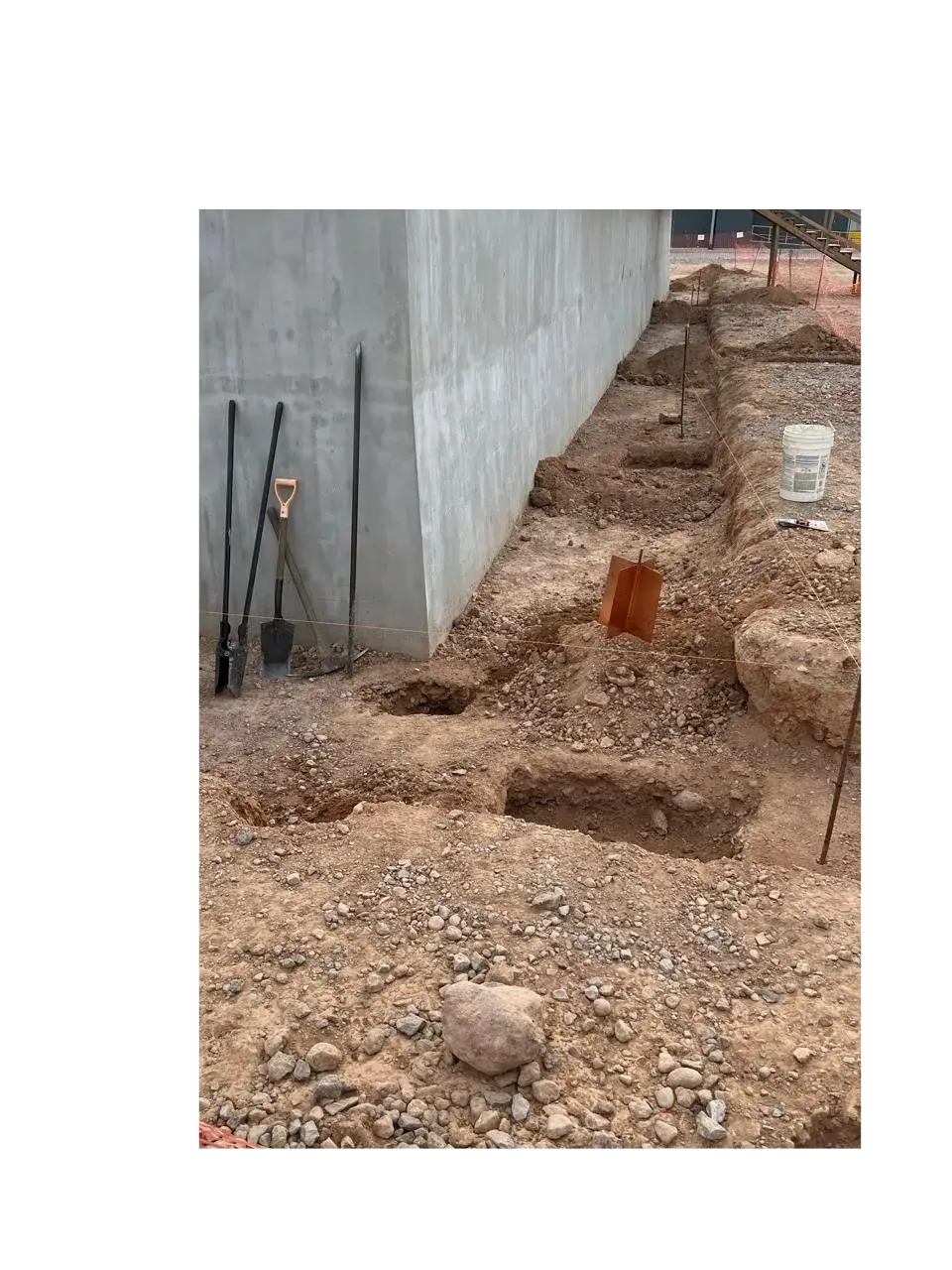 Zanja abierta junto a un muro para el sistema de puesta a tierra